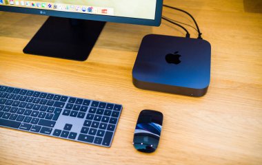Paris, Fransa - 7 Kasım 2018: Yukarıdan görünümünü yeni işlemciye sahip yeni Apple Mac Mini bilgisayar cpu, 64 Ddr4 Ram ve 10 Gigabit Ethernet bağlantı noktası