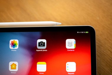 Paris, Fransa - 7 Kasım 2018: yeni Apple ipad profesyonel tablet Apple kalem tarafında şarj ile karşılaşan müşteri Pov kişisel bakış açısı