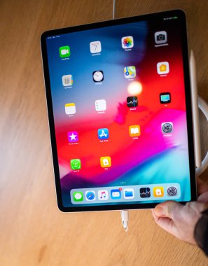 Paris, Fransa - 7 Kasım 2018: müşteri Pov kişisel perspektif yeni Apple ipad profesyonel tablet Apple kalemle tarafında yaşıyor.