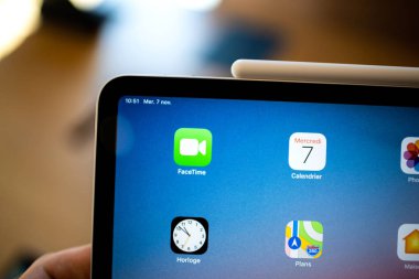 Paris, Fransa - 7 Kasım 2018: yeni Apple ipad profesyonel tablet Apple kalem tarafında şarj ile karşılaşan müşteri Pov kişisel bakış açısı