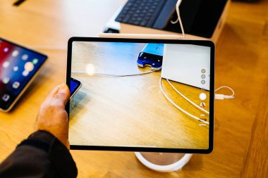 Paris, Fransa - 7 Kasım 2018: Müşteri Pov kişisel bakış açısı karşılaşan yeni Apple ipad Pro tablet ile yüz kimliği, sinir motor ve ince tamamen yeniden tasarlanmış vücut alarak arka kamera ile fotoğraf