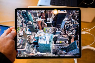 Paris, Fransa - 7 Kasım 2018: yeni Apple ipad profesyonel tablet 3d Haritalar özelliğini kullanarak karşılaşan müşteri Pov kişisel bakış açısı 