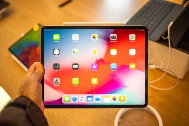 Paris, Fransa - 7 Kasım 2018: yeni Apple ipad profesyonel tablet Apple kalem şarj ile ince tamamen yeniden tasarlanmış gövde yüz kimliği, sinirsel motoru ile karşılaşan müşteri Pov kişisel bakış açısı