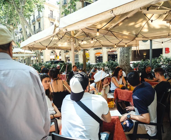 Rambla café lunch taras z ludźmi — Zdjęcie stockowe