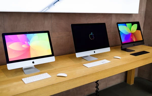 Paris France Nov 2018 Apple Computers Imac Range Featuring Professional — Stock Photo, Image