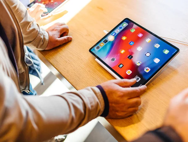 Paris Frankreich November 2018 Senior Kunde Erlebt Neues Apple Ipad — Stockfoto