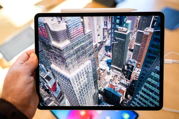法国巴黎 2018年11月7日 客户波夫个人视角体验新的苹果 Ipad Pro 平板电脑与地图应用程序天桥纽约以上的摩天大楼 — 图库照片