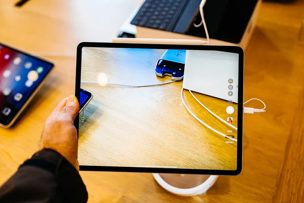 法国巴黎 2018年11月7日 Pov 个人视角体验新的苹果 Ipad Pro 平板电脑与脸 神经引擎和薄完全重新设计的身体拍摄照片与后置摄像头 — 图库照片