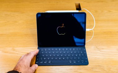 Paris, Fransa - 7 Kasım 2018: yeni Apple ipad profesyonel tablet yüz kimliği, sinirsel motoru ve ince tamamen yeniden tasarlanmış Gövde alüminyum gövdesi hayran ile karşılaşan müşteri Pov kişisel bakış açısı