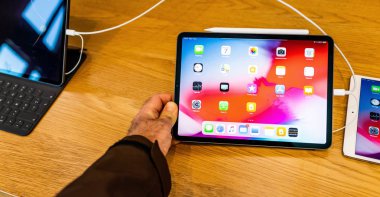 Paris, Fransa - 7 Kasım 2018: yeni Apple ipad profesyonel tablet yüz kimliği, sinirsel ana ekran apps hayran motoru ile karşılaşan müşteri Pov kişisel bakış açısı