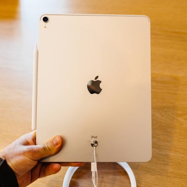 Paris, Fransa - 7 Kasım 2018: yeni Apple ipad profesyonel tablet ile fotoğraf makinesi ve Apple Logo arka yüzüne alüminyum hayran yaşıyor müşteri Pov kişisel bakış açısı