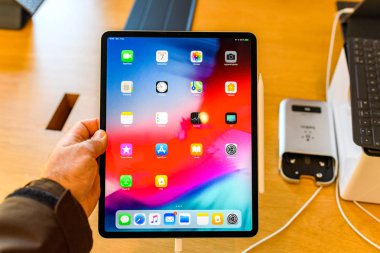 Paris, Fransa - 7 Kasım 2018: ekranda tüm ev apps yeni Apple ipad profesyonel tablet yüz kimliği, sinirsel motoru ve ince tamamen yeniden tasarlanmış gövde ile karşılaşan müşteri Pov kişisel bakış açısı