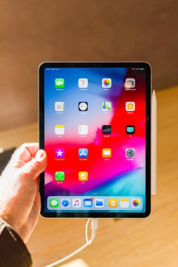Paris, Fransa - 7 Kasım 2018: yeni Apple ipad Pro ince tamamen yeniden tasarlanmış gövde ve tüm apps üstünde belgili tanımlık ev perde ile karşılaşan müşteri Pov kişisel bakış açısı