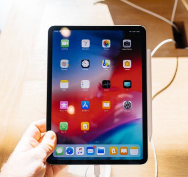 Paris, Fransa - 7 Kasım 2018: yeni Apple ipad Pro ince tamamen yeniden tasarlanmış gövde ve tüm apps üstünde belgili tanımlık ev perde ile karşılaşan müşteri Pov kişisel bakış açısı