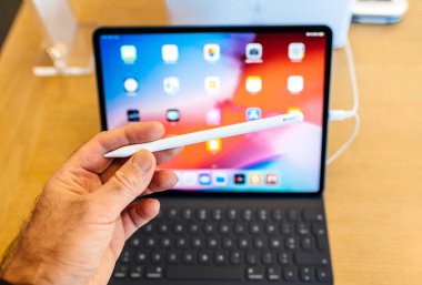 Paris, Fransa - 7 Kasım 2018: yeni Apple kalem Apple ipad Pro içinde belgili tanımlık geçmiş ile karşılaşan müşteri Pov kişisel bakış açısı 