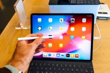 Paris, Fransa - 7 Kasım 2018: yeni Apple ipad Pro tamamen yeniden tasarlanmış vücut itunes store basmak için Apple kalem kullanma ile karşılaşan müşteri Pov kişisel bakış açısı 