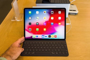 Paris, Fransa - 7 Kasım 2018: yeni Apple ipad Pro yüz kimliği, biyonik A12x ile sinir motor ve ince tamamen yeniden tasarlanmış gövde ve tüm ev apps ile karşılaşan müşteri Pov kişisel bakış açısı
