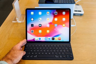 Paris, Fransa - 7 Kasım 2018: yeni Apple ipad Pro yüz kimlikli, biyonik A12x sinirsel motoru ile ve tüm apps ile ince tamamen yeniden tasarlanmış gövde hayran müşteri Pov kişisel bakış açısı