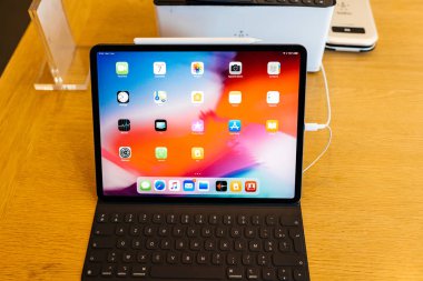 Paris, Fransa - 7 Kasım 2018: yeni Apple ipad Pro yüz kimliği, biyonik A12x ile sinir motor ve ince tamamen yeniden tasarlanmış gövde ve tüm ev apps ile karşılaşan müşteri Pov kişisel bakış açısı