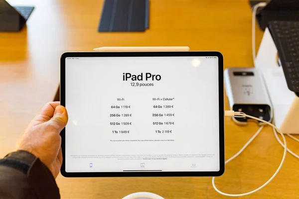法国巴黎 2018年11月7日 Pov 个人视角体验新的苹果 Ipad Pro 平板电脑与 和蜂窝12 英寸平板电脑的价格和规格 — 图库照片