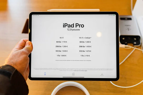 프랑스 2018 Pov 개인적인 새로운 Ipad 태블릿 Fi를 Specifiation 셀룰러 — 스톡 사진