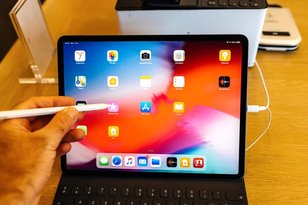 Paris Fransa Kasım 2018 Yeni Apple Ipad Pro Tamamen Yeniden — Stok fotoğraf