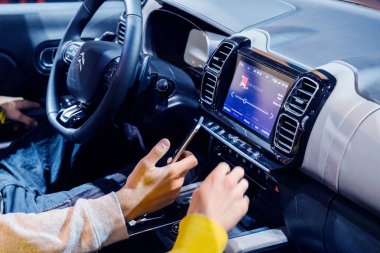 Paris, Fransa - 4 Ekim 2018: Genç meraklı çocuklar yeni lüks Citroen Suv c5 Aircross Uluslararası Otomobil Fuarı Mondial Paris Otomobil Fuarı'nda hayran futuristik araba içinde Fransızca kurulamak için dinleme