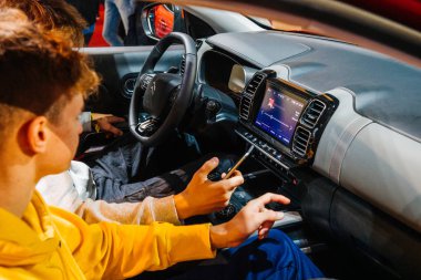 Paris, Fransa - 4 Ekim 2018: Genç meraklı çocuklar yeni lüks Citroen Suv c5 Aircross Uluslararası Otomobil Fuarı Mondial Paris Otomobil Fuarı'nda hayran futuristik araba içinde dokunma digital için dinleme