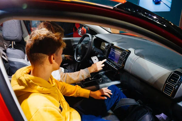 Paris France Oct 2018 Young Curious Boys Futuristic Car Admiring — Stock Photo, Image