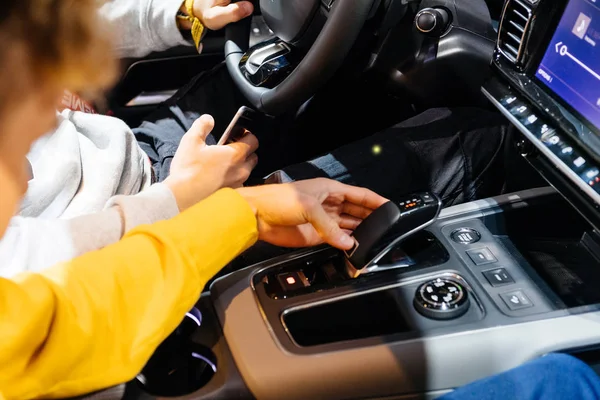 París Francia Oct 2018 Jóvenes Curiosos Dentro Del Coche Futurista — Foto de Stock