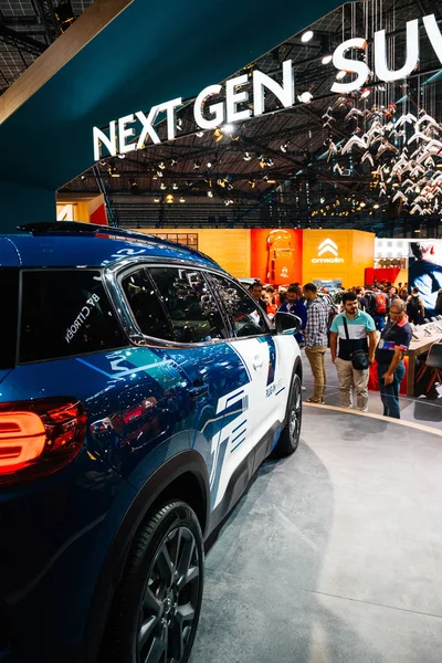 Paris France Oct 2018 Customers Curious People Admiring New Electric — Stock Photo, Image