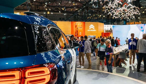 Paris France Oct 2018 Customers Curious People Admiring New Electric — Stock Photo, Image