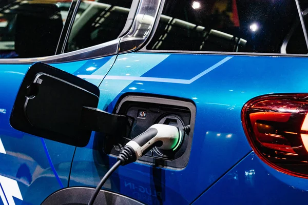 フランス 2018 費用ハイブリッド国際自動車展覧会でモンディアル モーター ショーでシトロエン Suv の新しい青い電気プラグのバッテリの充電 — ストック写真