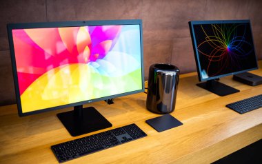 Paris, Fransa - 7 Kasım 2018: Kahraman nesne eski Mac Pro çöp tenekesi bilgisayar Apple Store içinde