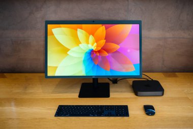 Paris, Fransa - 7 Kasım 2018: Kahraman nesne yeni işlemci ile yeni Apple Mac Mini bilgisayarın işlemci, 64 Ddr4 Ram ve 10 Gigabit Ethernet bağlantı noktası bağlı büyük 5 k Lg monitör ile