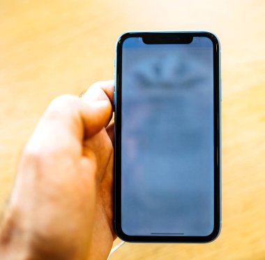 Paris, Fransa - 26 Ekim 2018: en son mavi iphone Xr akıllı telefon Apple Store bilgisayarlar yeni smartphone vasıl denize indirmek gün pov sırasında tutan adam el
