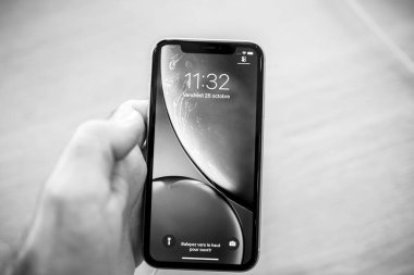 Paris, Fransa - 26 Ekim 2018: en son mavi iphone Xr akıllı telefon Apple Store bilgisayarlar yeni smartphone vasıl denize indirmek gün pov sırasında tutan adam el