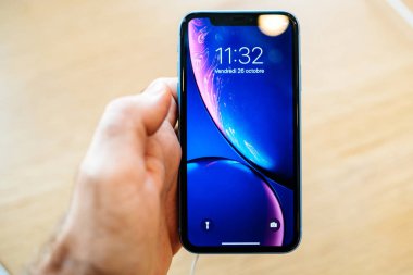 Paris, Fransa - 26 Ekim 2018: en son mavi iphone Xr akıllı telefon Apple Store bilgisayarlar yeni smartphone vasıl denize indirmek gün pov sırasında tutan adam el