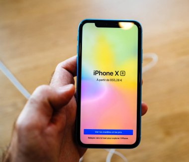 Paris, Fransa - 26 Ekim 2018: sıvı Retina ve daha fazla 800 Euro fiyat ile yeni smartphone vasıl denize indirmek gün pov sırasında Apple Store bilgisayarlara en son iphone Xr smartphone tutan adam el