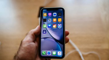 Paris, Fransa - 26 Ekim 2018: Yeni iphone Xr akıllı telefon Apple Store bilgisayarlarda denize indirmek gün erkek elinde mavi sıvı retina ekranın tüm apps hayran sırasında 