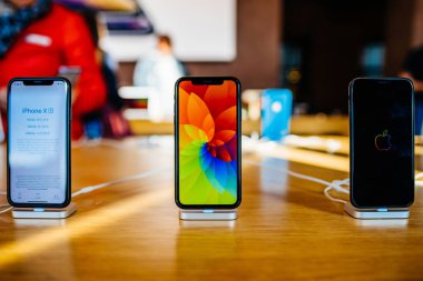 Paris, Fransa - 26 Ekim 2018: Yeni iphone Xr akıllı telefon Apple Store bilgisayarlarda sıvı Retina Ekran Lcd ekran koruyucu ile denize indirmek gün boyunca