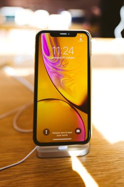 Paris, Fransa - 26 Ekim 2018: Yeni iphone Xr akıllı telefon Apple Store bilgisayarlar ile kilit perde denize indirmek gün boyunca