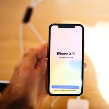 Strasbourg, Fransa - 26 Ekim 2018: Müşteri başlangıç fiyatı 855,28 Euro ile denize indirmek gün boyunca yeni sarı iphone Xr akıllı telefon Apple Store bilgisayarlarda yanındaki beyaz holding Pov
