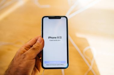 Strasbourg, Fransa - 26 Ekim 2018: Müşteri başlangıç fiyatı 855,28 Euro ile denize indirmek gün boyunca yeni sarı iphone Xr akıllı telefon Apple Store bilgisayarlarda yanındaki beyaz holding Pov