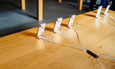 Paris, Fransa - 26 Ekim 2018: En son iphone Xs akıllı telefon Apple Store bilgisayarlarda üst üste Apple Store yan görünümü telefon şarj docking istasyonu şarj 