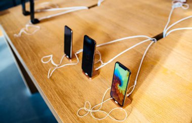 Paris, Fransa - 26 Ekim 2018: bir satır şarj içinde en son iphone Xs akıllı telefon Apple Store bilgisayarlar 