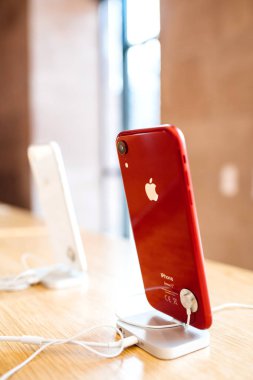 Paris, Fransa - 26 Ekim 2018: Yan görünüm parlak kırmızı en son iphone Xr akıllı telefon Apple Store bilgisayarlarda sırasında denize indirmek gün - parlak gümüş logo