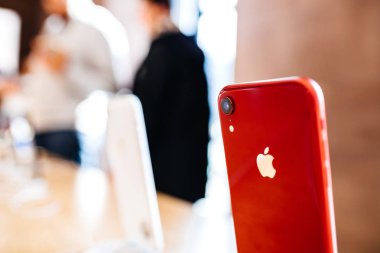 Paris, Fransa - 26 Ekim 2018: Odak üstünde elma logo en son iphone Xr akıllı telefon Apple Store bilgisayarlarda denize indirmek gün boyunca müşteriyle yapılan arka plan üstünde