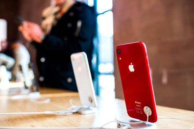 Paris, Fransa - 26 Ekim 2018: Odak üstünde elma logo en son iphone Xr akıllı telefon Apple Store bilgisayarlarda denize indirmek gün boyunca müşteriyle yapılan arka plan üstünde