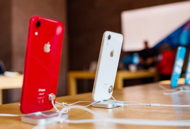 Paris, Fransa - 26 Ekim 2018: Apple Store bilgisayarlarda denize indirmek gün boyunca son yeni parlak kırmızı iphone Xr smartphone logo üzerinde odaklanmak